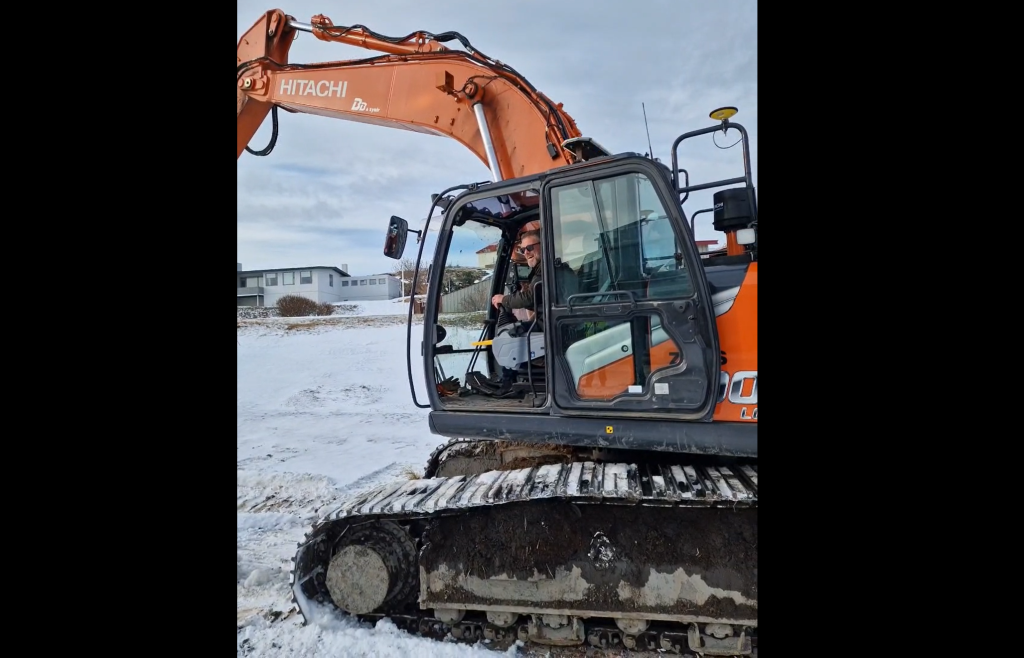 Uroczyste wbicie pierwszej łopaty pod budowę nowych domków Eflingu w Stykkishólmur